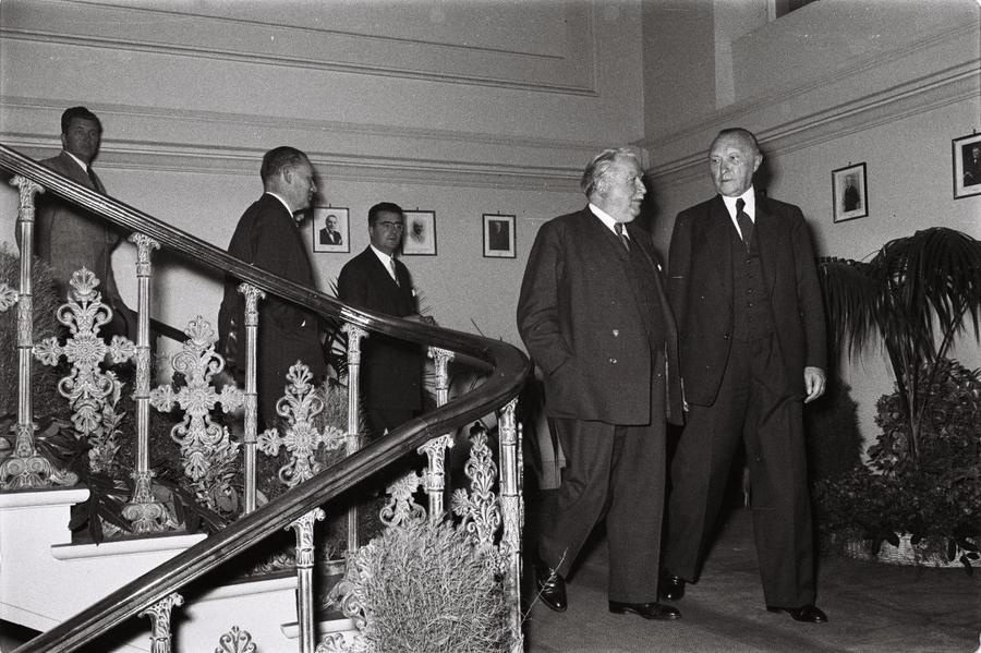 Joseph Bech et Konrad Adenauer lors de la première réunion du Conseil spécial de ministres de la CECA (Luxembourg, 8 septembre 1952)